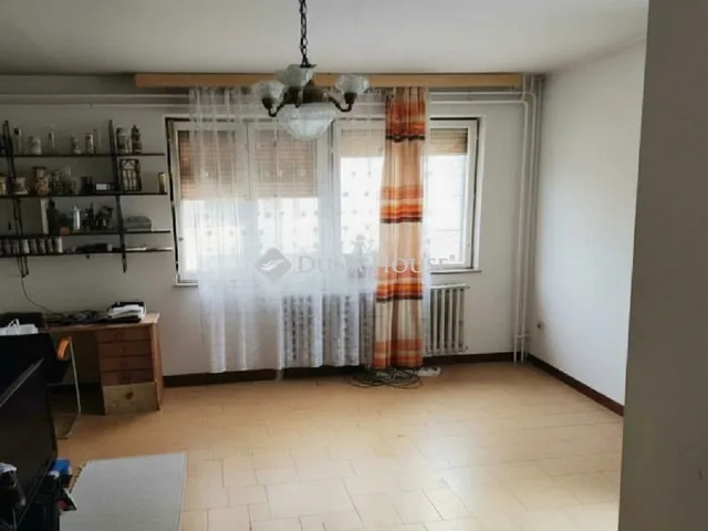 Eladó ház Budapest XV. kerület, Anyácska utca 187 nm