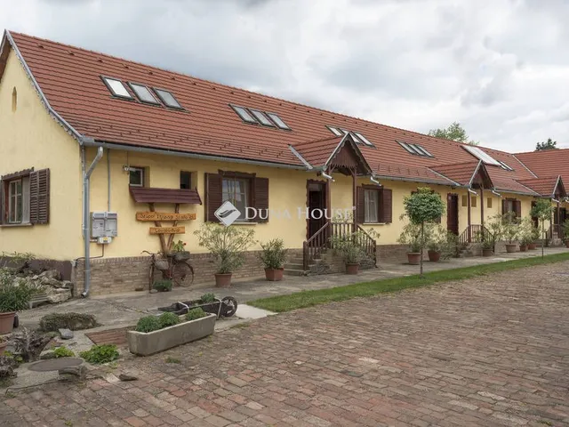 Eladó kereskedelmi és ipari ingatlan Egyházaskozár 1107 nm