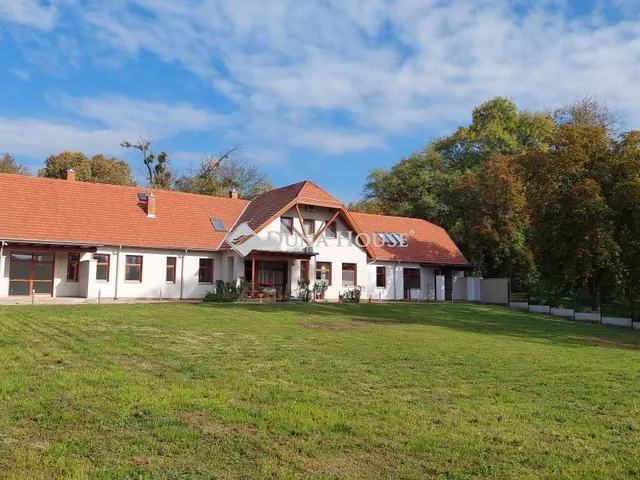 Eladó lakás Dombóvár, Földvár utca 91 nm
