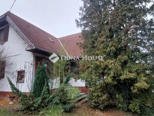 Eladó ház Hőgyész 180 nm