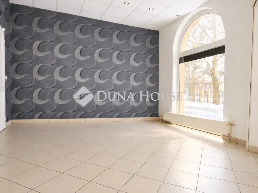 Eladó kereskedelmi és ipari ingatlan Dombóvár, Hunyadi tér 40 nm