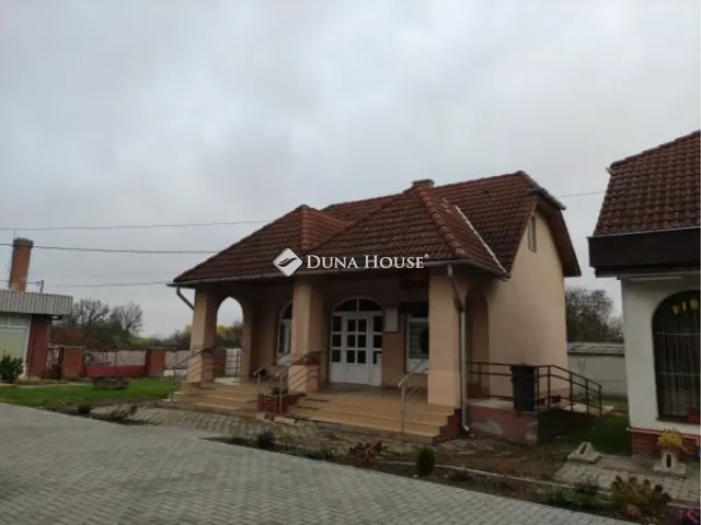 Eladó kereskedelmi és ipari ingatlan Mihályi, Hunyadi János utca 166 nm