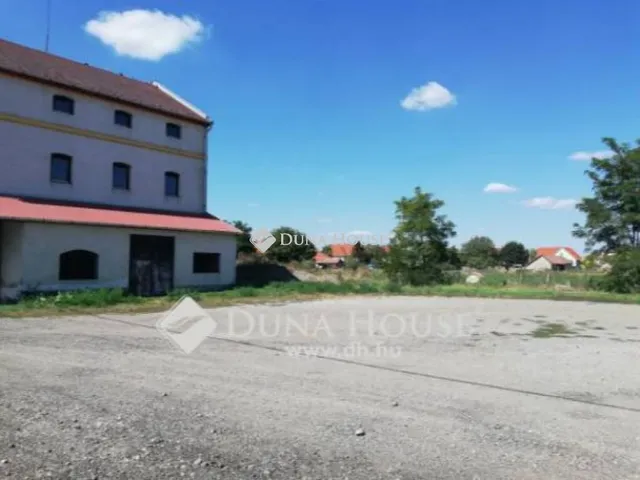 Eladó kereskedelmi és ipari ingatlan Besenyőtelek, Fő út 495 nm