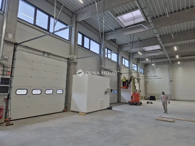 Kiadó kereskedelmi és ipari ingatlan Vecsés 840 nm