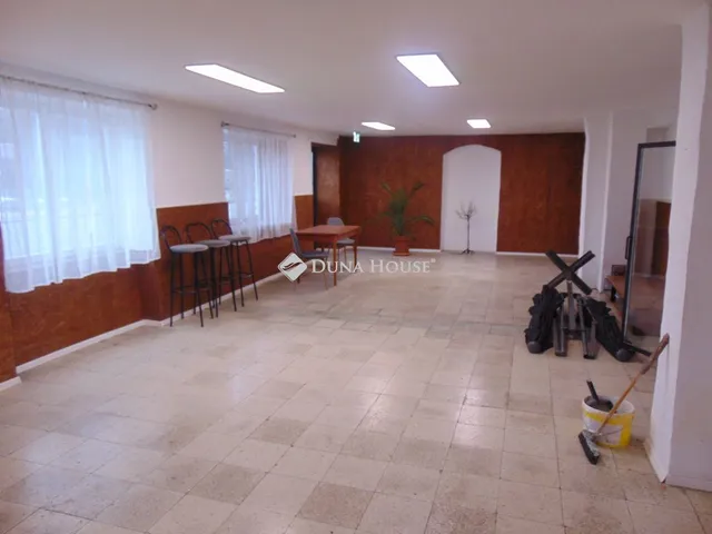 Eladó kereskedelmi és ipari ingatlan Szentlőrinc 200 nm