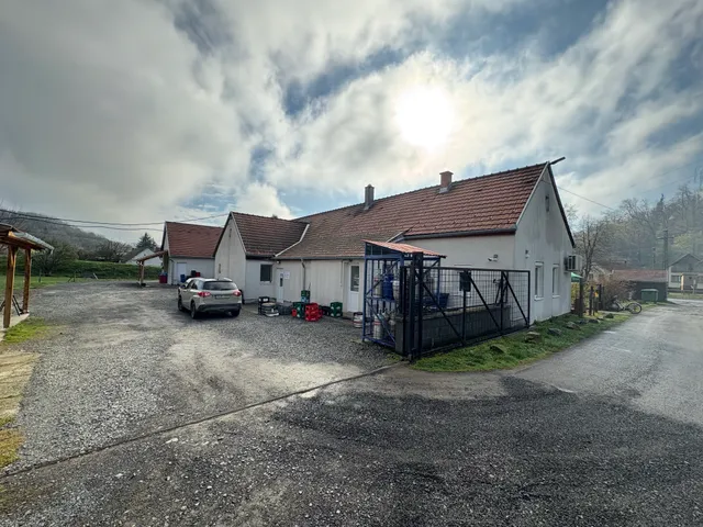 Eladó kereskedelmi és ipari ingatlan Kárász 250 nm