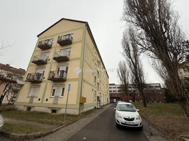 Eladó lakás Pécs, Komlói út 53 nm