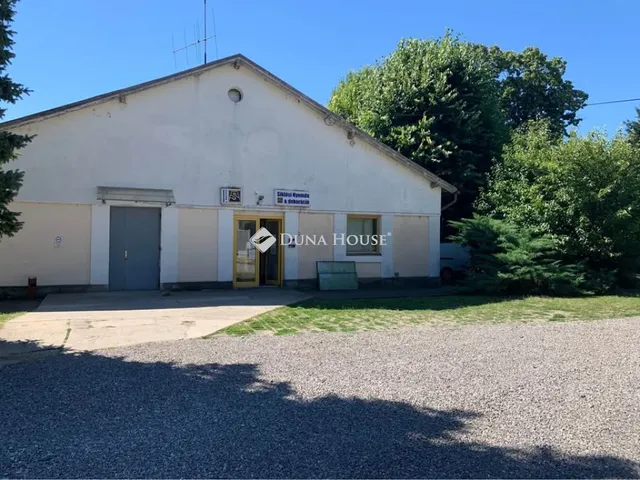Eladó kereskedelmi és ipari ingatlan Siklós, Gyűdi út 200 nm