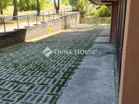 Eladó garázs Pécs, Illyés Gyula út 14 nm