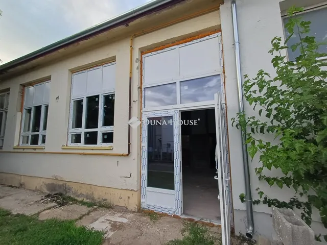 Kiadó kereskedelmi és ipari ingatlan Dunakeszi, Repülőtéri út 77 nm