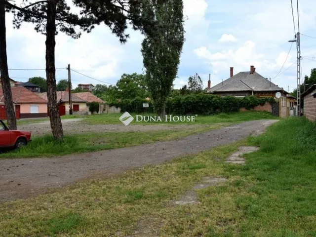 Eladó telek Gyöngyös 799 nm