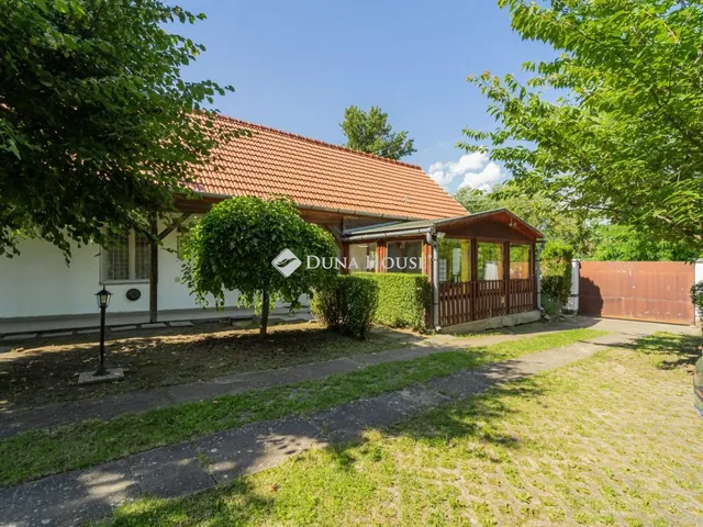 Eladó ház Gyöngyösoroszi 160 nm