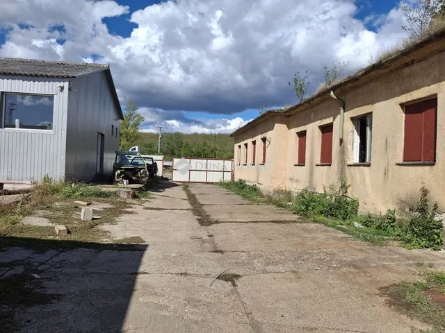 Eladó kereskedelmi és ipari ingatlan Szűcsi 1920 nm
