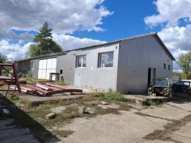 Eladó kereskedelmi és ipari ingatlan Szűcsi 1920 nm