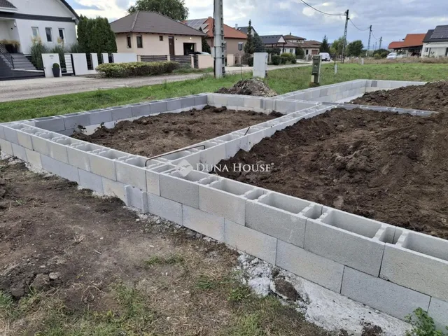 Eladó telek Pátka 369 nm