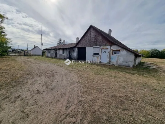 Eladó mezőgazdasági ingatlan Császár 240 nm