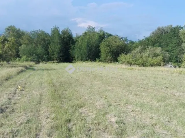 Eladó telek Győr 1897 nm