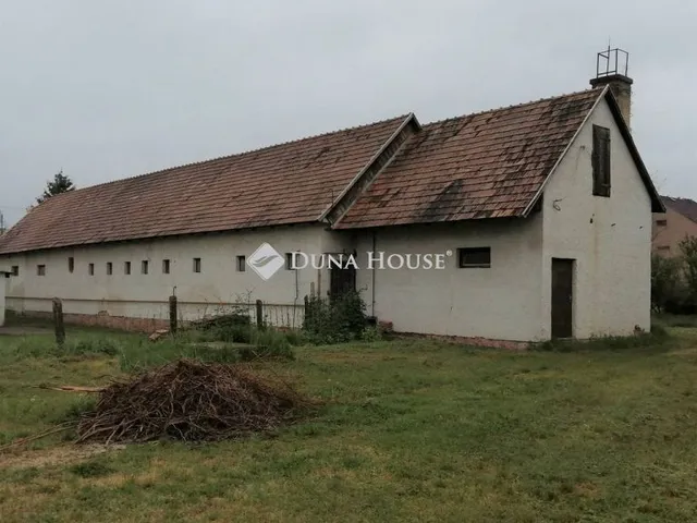 Eladó kereskedelmi és ipari ingatlan Bakonyszombathely 250 nm