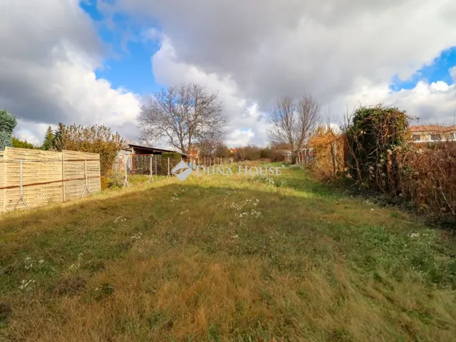 Eladó telek Győrújbarát 2000 nm