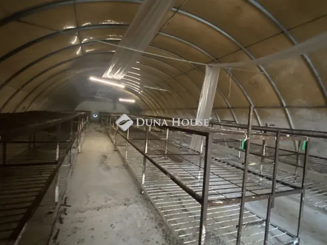 Eladó kereskedelmi és ipari ingatlan Győr, Csiperke utca 45282 nm
