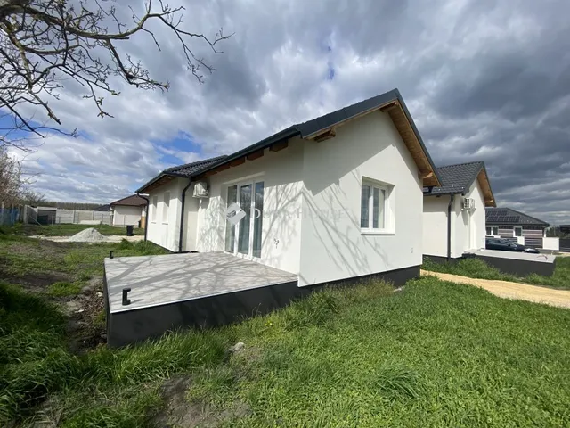 Kiadó ház Enese 72 nm