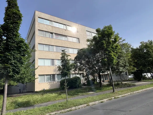 Kiadó kereskedelmi és ipari ingatlan Győr 31 nm