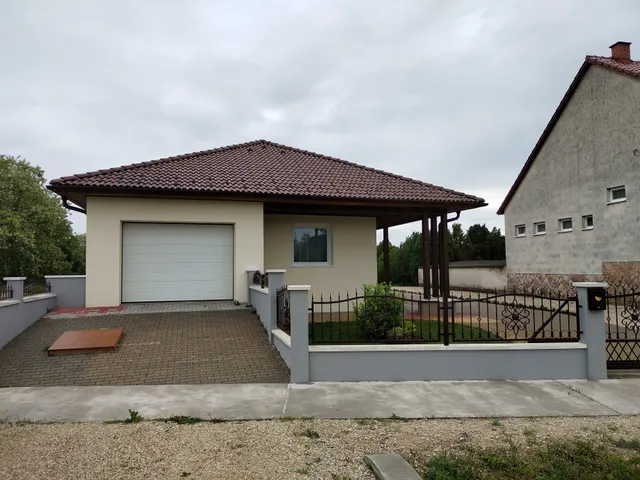 Eladó ház Pér 141 nm