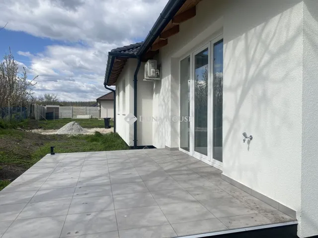 Kiadó ház Enese, Bős utca 72 nm