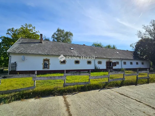 Eladó mezőgazdasági ingatlan Fadd 2400 nm