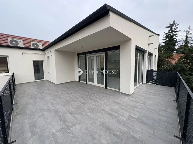 Eladó lakás Pápa, Korona utca 140 nm