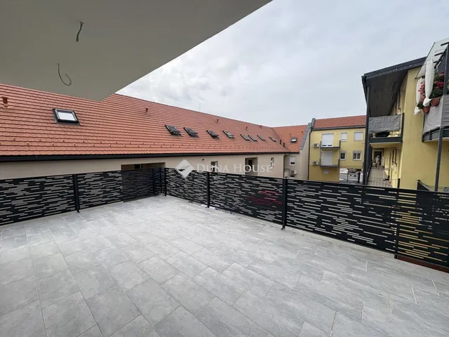 Eladó lakás Pápa, Korona utca 140 nm