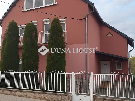 Eladó ház Ászár 196 nm