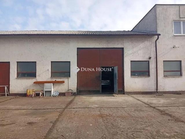 Eladó kereskedelmi és ipari ingatlan Tatabánya, Füzes utca 2806 nm