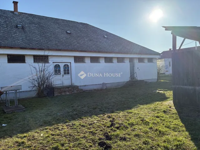 Eladó kereskedelmi és ipari ingatlan Szil, Város utca 858 nm