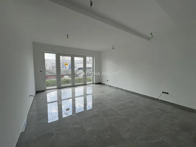 Kiadó kereskedelmi és ipari ingatlan Tét 30 nm