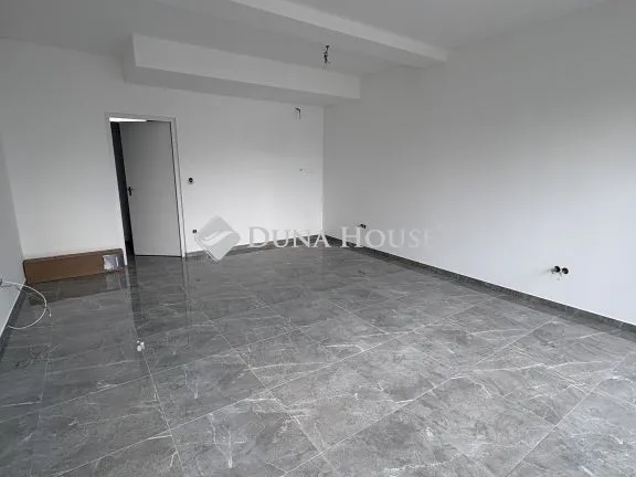 Kiadó kereskedelmi és ipari ingatlan Tét, Fő utca 30 nm