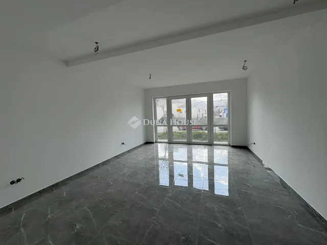 Kiadó kereskedelmi és ipari ingatlan Tét, Fő utca 30 nm