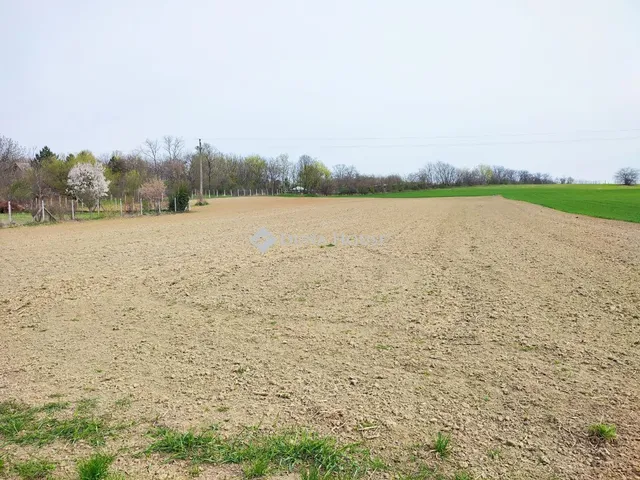 Eladó telek Pannonhalma 7930 nm