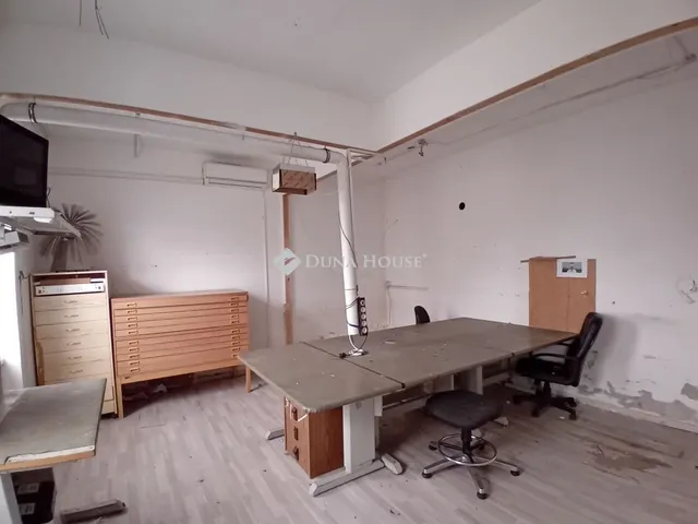 Kiadó kereskedelmi és ipari ingatlan Győr, Rozgonyi utca 124 nm