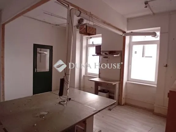 Kiadó kereskedelmi és ipari ingatlan Győr, Rozgonyi utca 124 nm