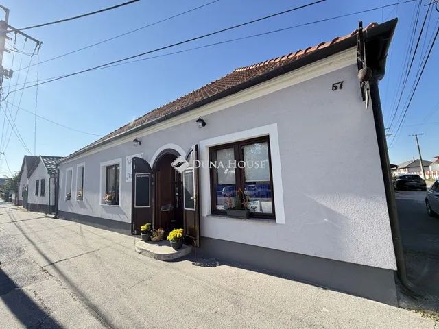 Eladó kereskedelmi és ipari ingatlan Győr, Kör tér 242 nm