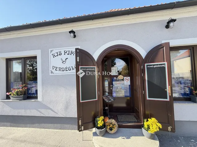 Eladó kereskedelmi és ipari ingatlan Győr, Kör tér 242 nm