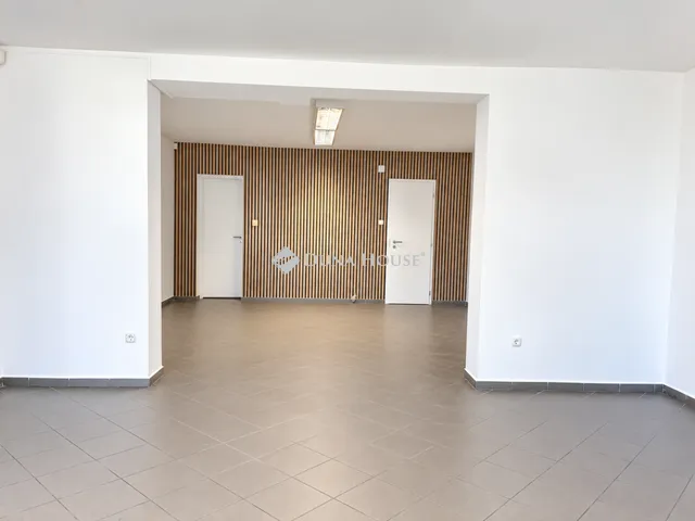 Eladó kereskedelmi és ipari ingatlan Győr, Bácsai út 63 nm