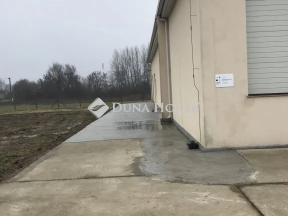Eladó kereskedelmi és ipari ingatlan Téglás 1194 nm