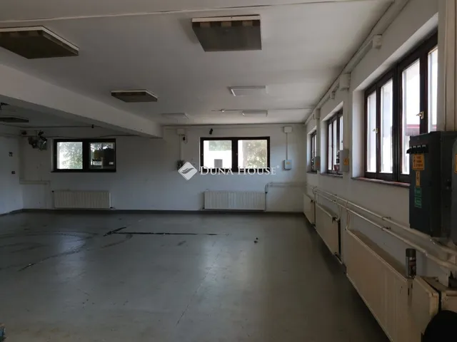 Kiadó kereskedelmi és ipari ingatlan Debrecen, Harsona utca 270 nm