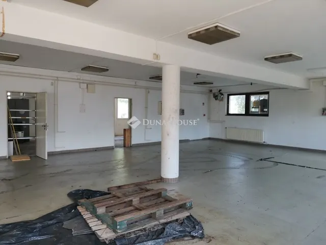 Kiadó kereskedelmi és ipari ingatlan Debrecen, Harsona utca 270 nm