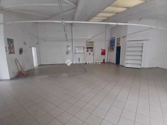 Eladó kereskedelmi és ipari ingatlan Debrecen 2000 nm