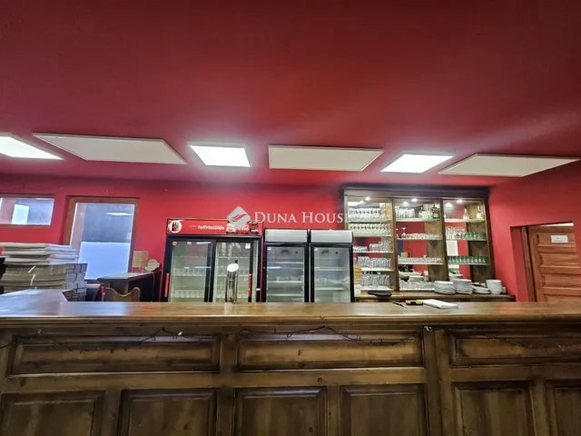Eladó kereskedelmi és ipari ingatlan Székesfehérvár 220 nm