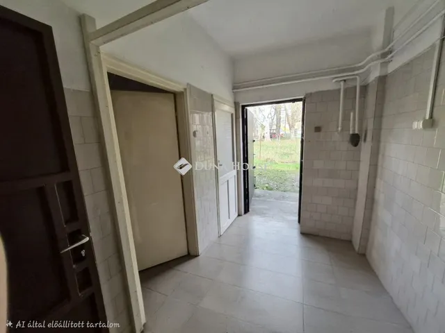 Eladó kereskedelmi és ipari ingatlan Penc 383 nm