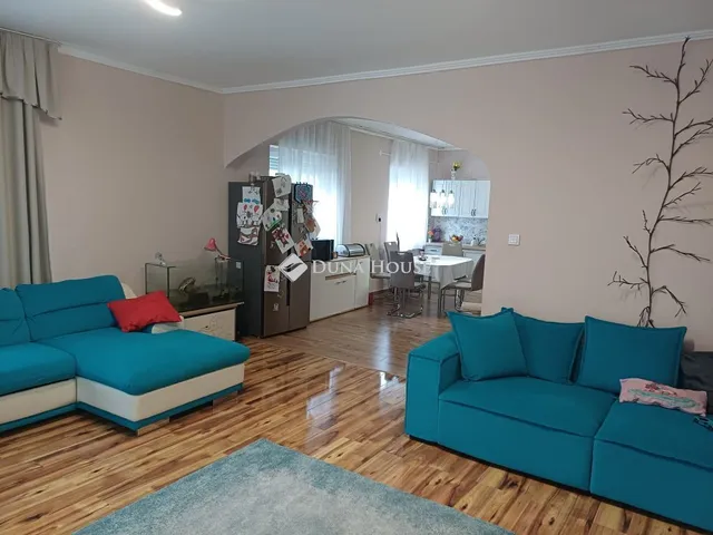 Eladó ház Szirmabesenyő 250 nm